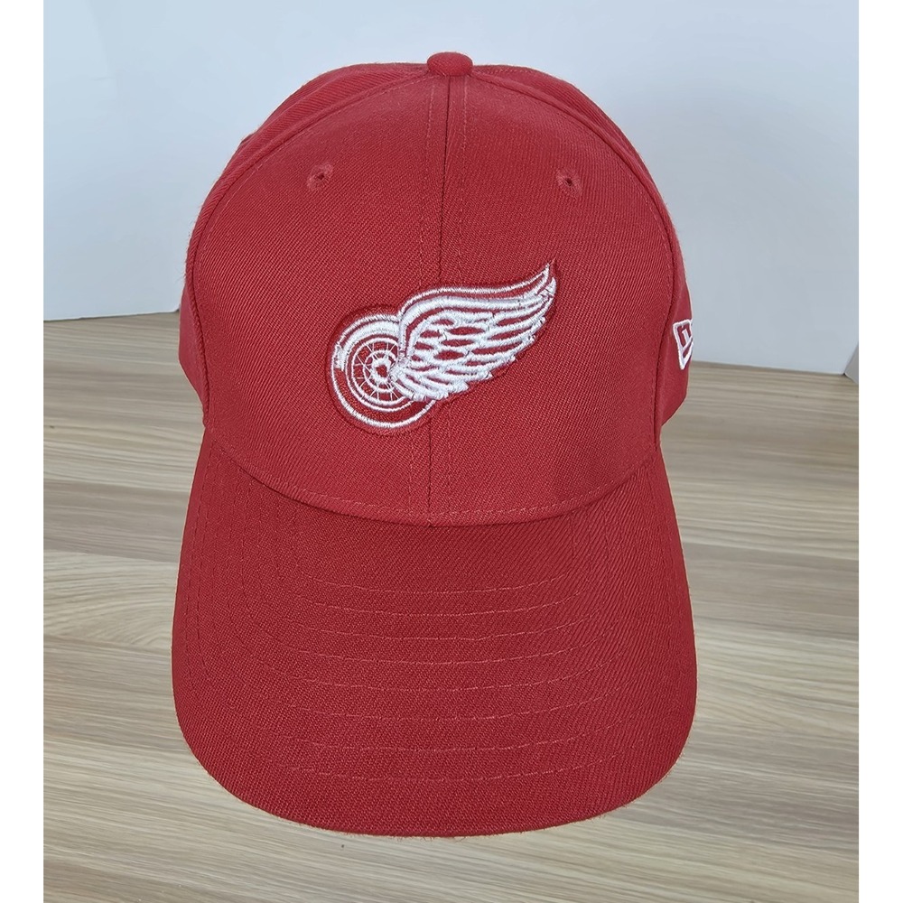 New Era Detroit Red Wings OSFA Adjustable Official NHL Hockey Red Hat